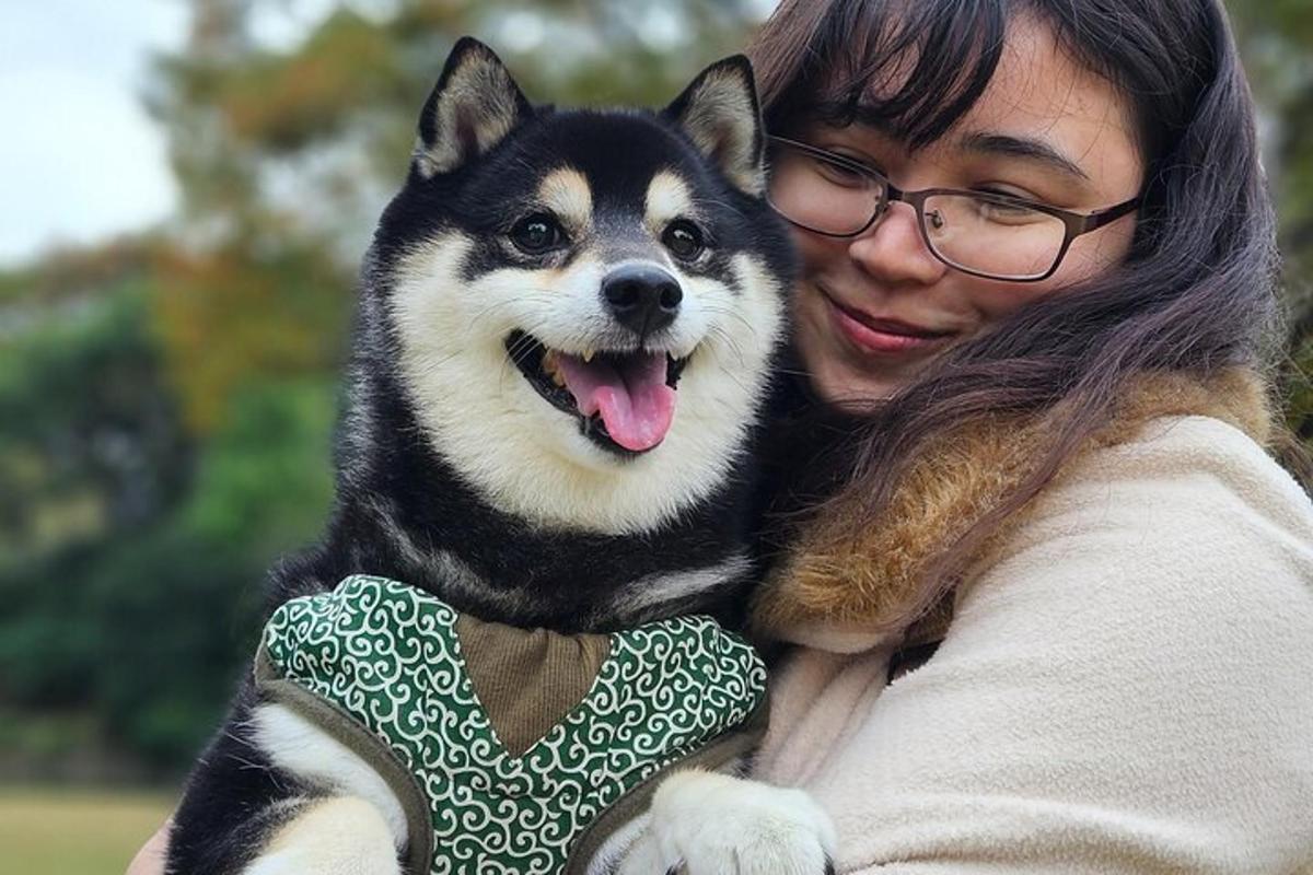 una dona que sosté un gos en braços