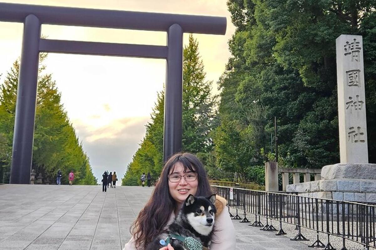 una dona que sosté un gos davant d'una porta