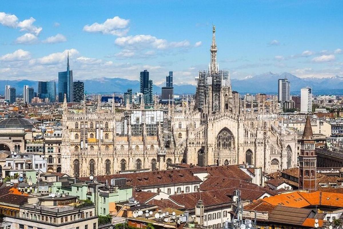 une vue d'une ville avec une grande cathédrale