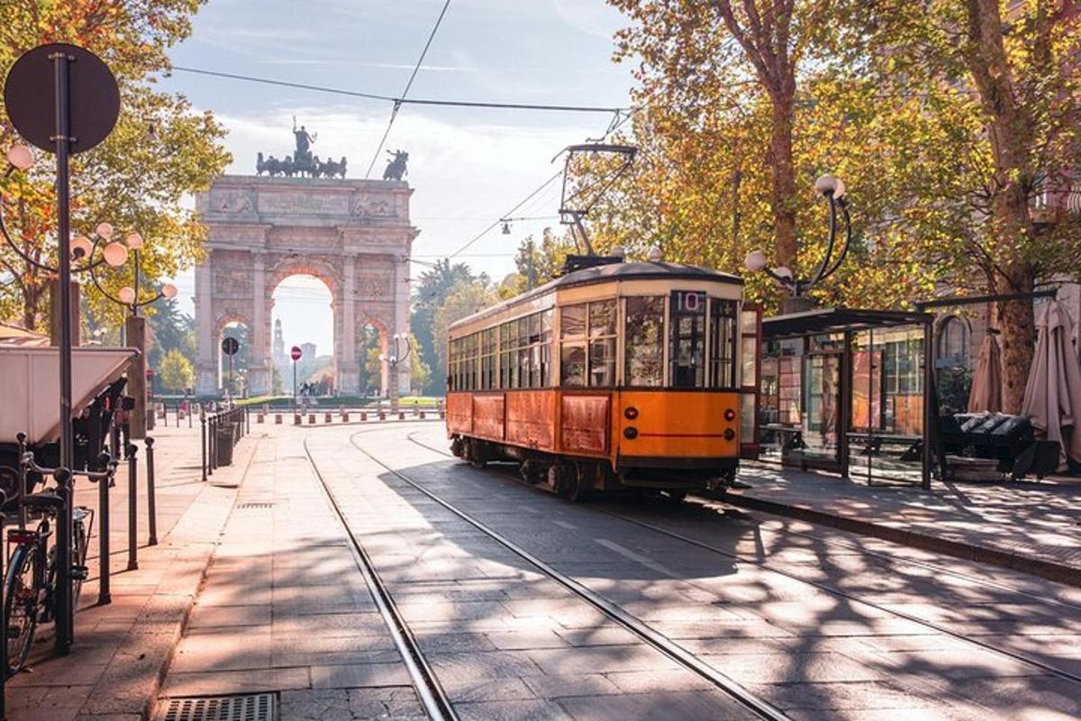 un tramway dans la rue devant l'arche