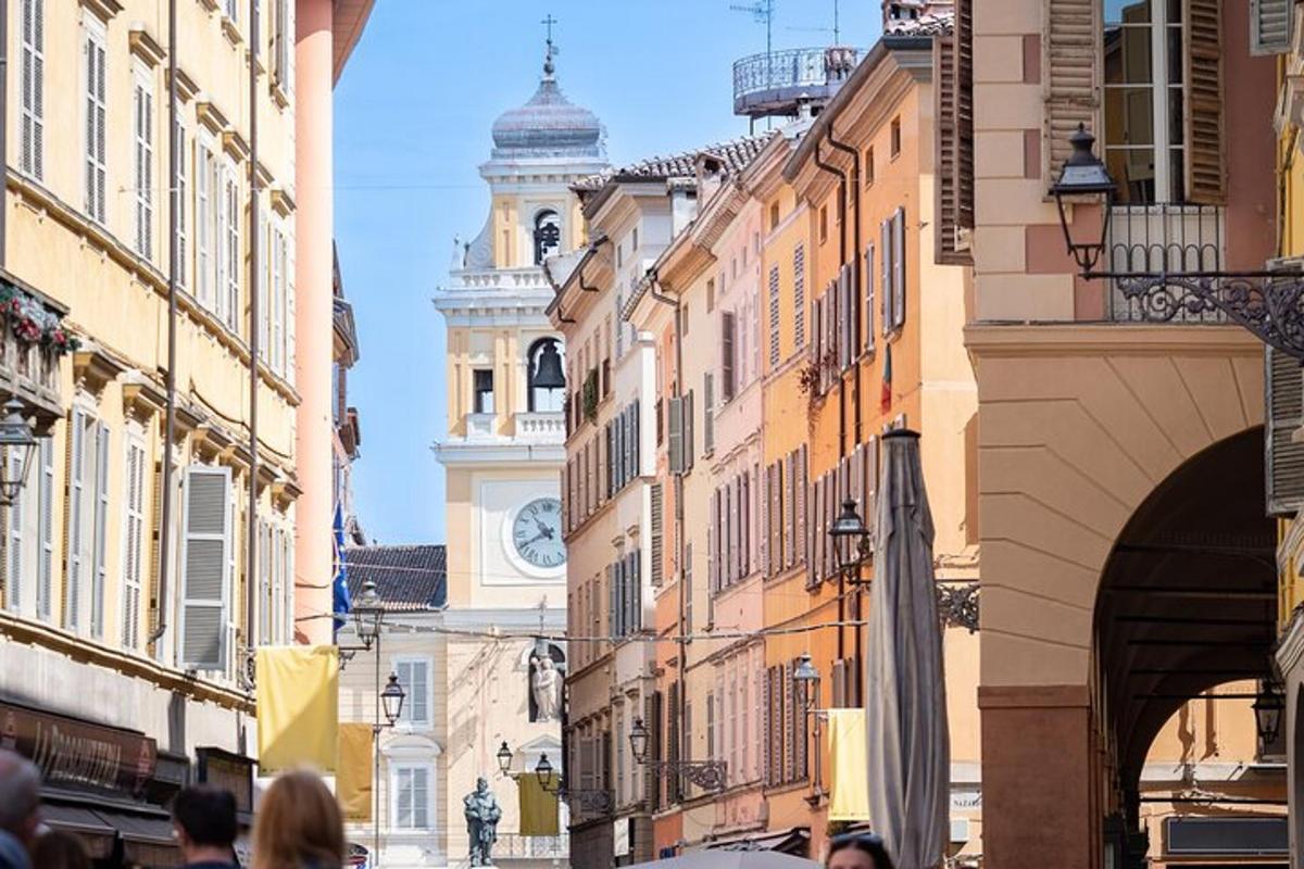 Una calle de la ciudad con una torre de reloj al fondo