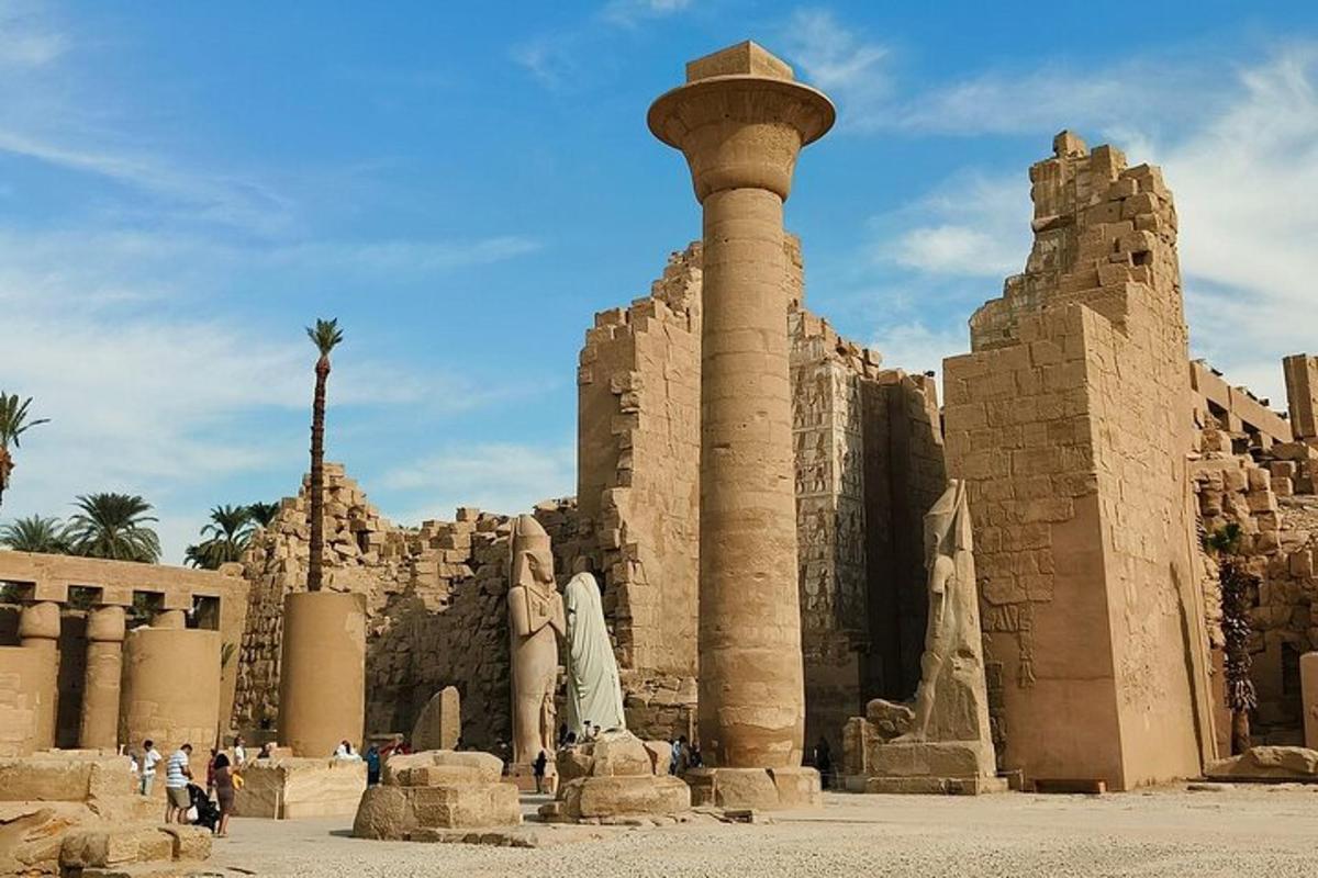 ein Gebäude mit einer Säule davor