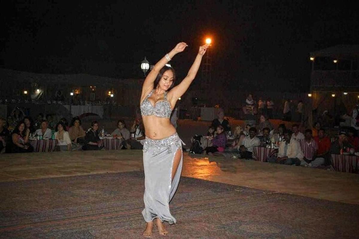 μια γυναίκα χορεύει μπροστά σε ένα πλήθος