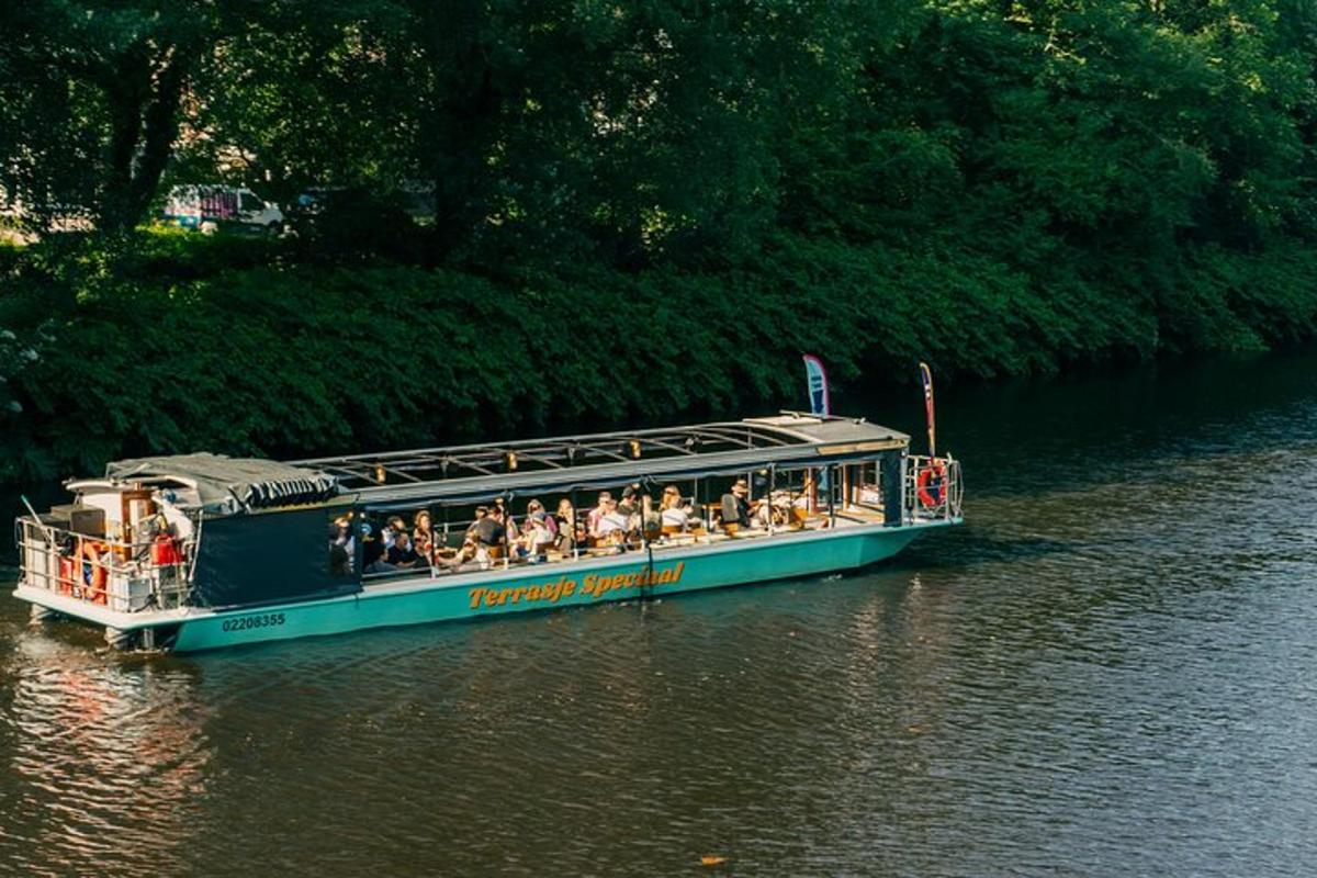 un gruppo di persone su una barca su un fiume