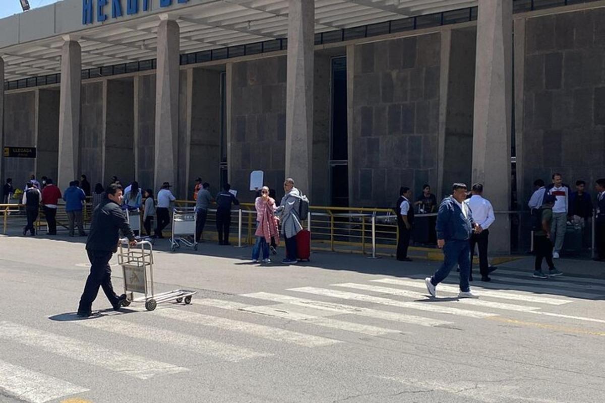 un bărbat care trage o căruță în fața unei clădiri
