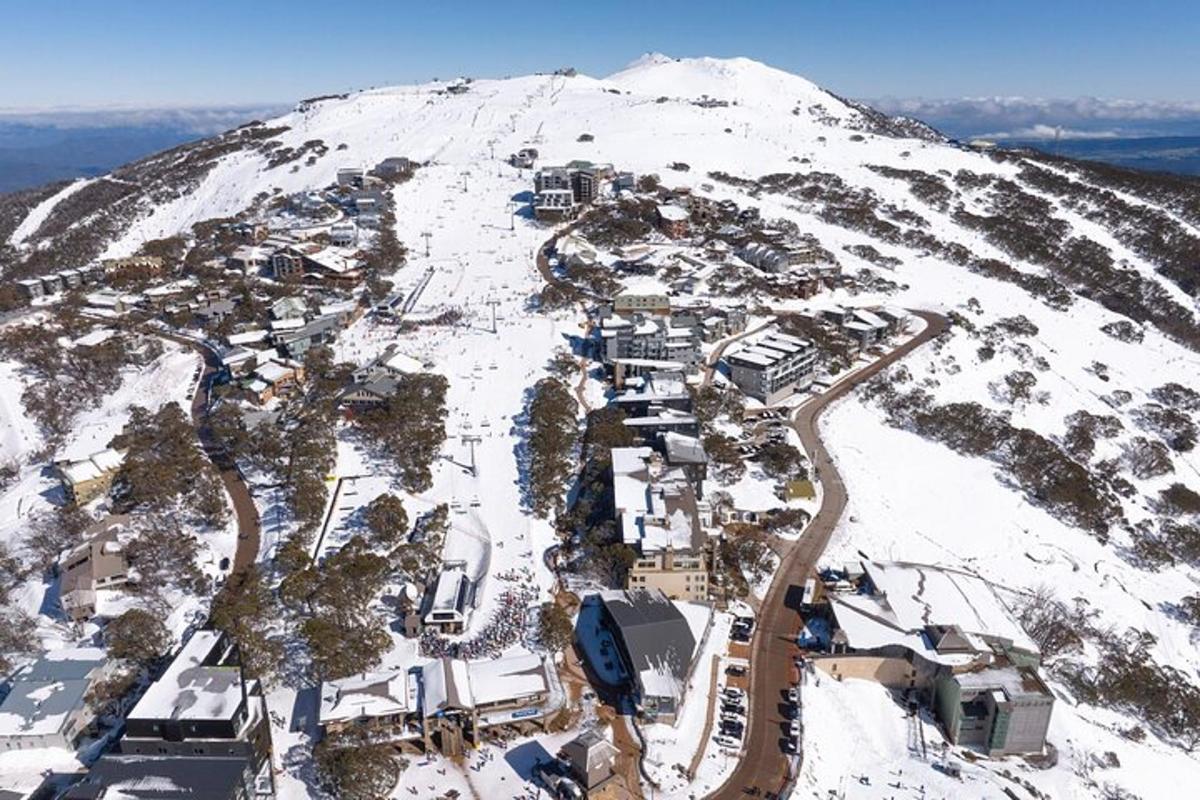 una vista aerea di una montagna coperta di neve