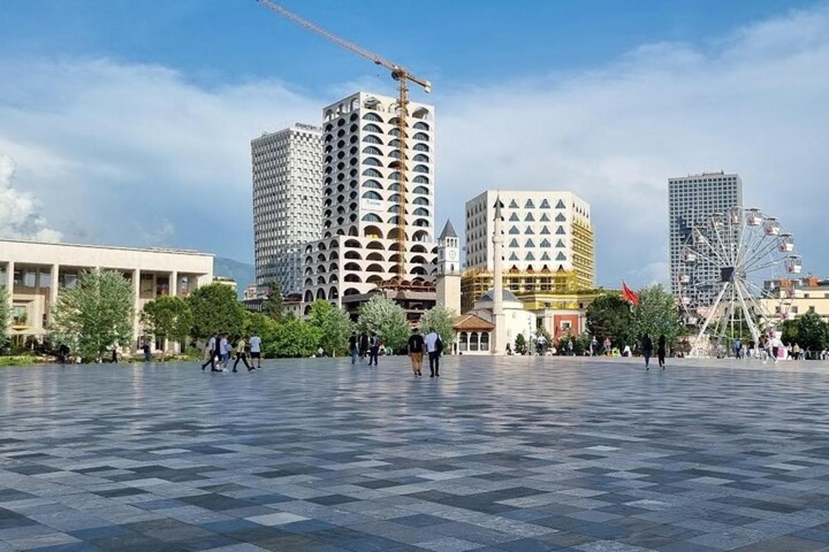 plaza besar di bandar dengan bangunan tinggi