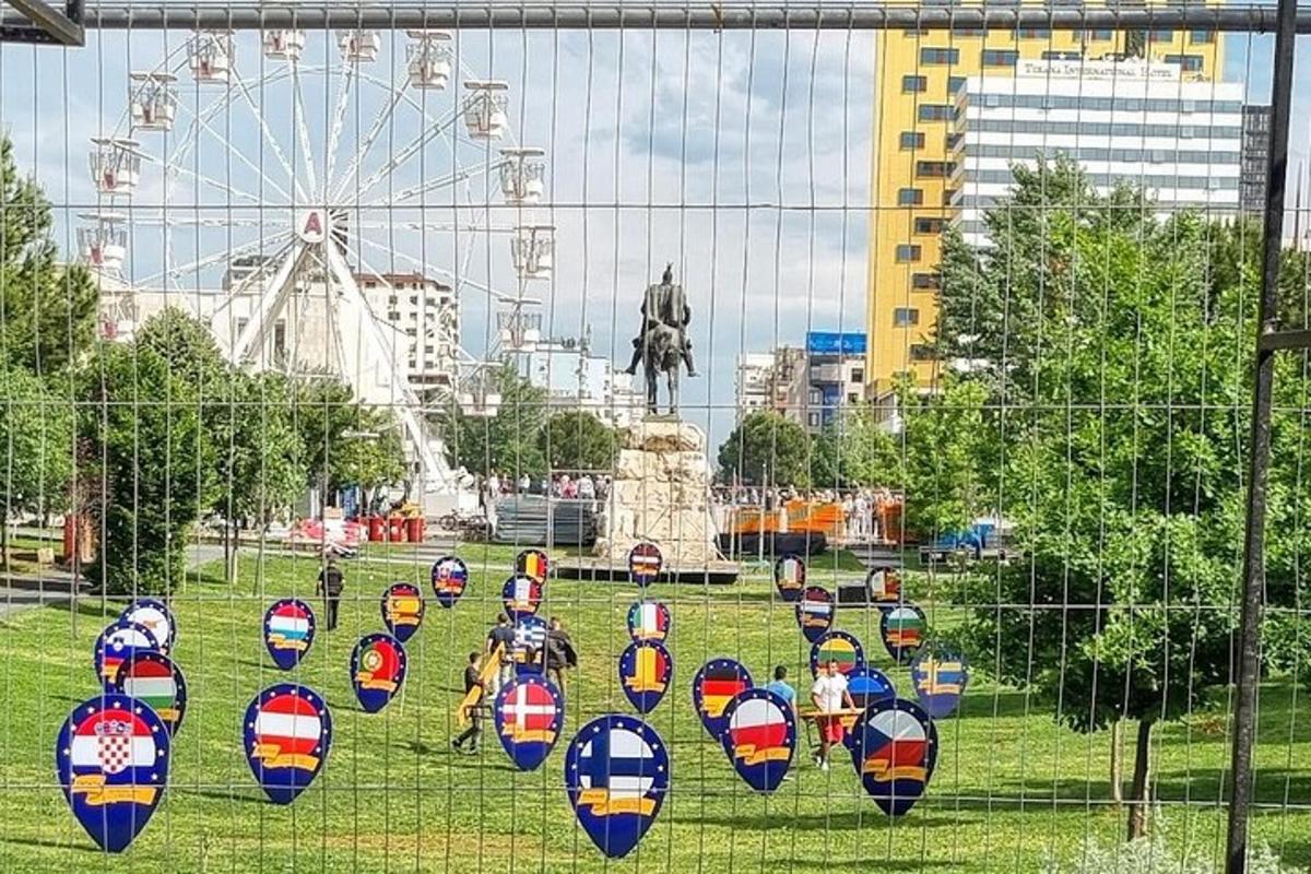 fullt af boltum á velli með parísarhjóli