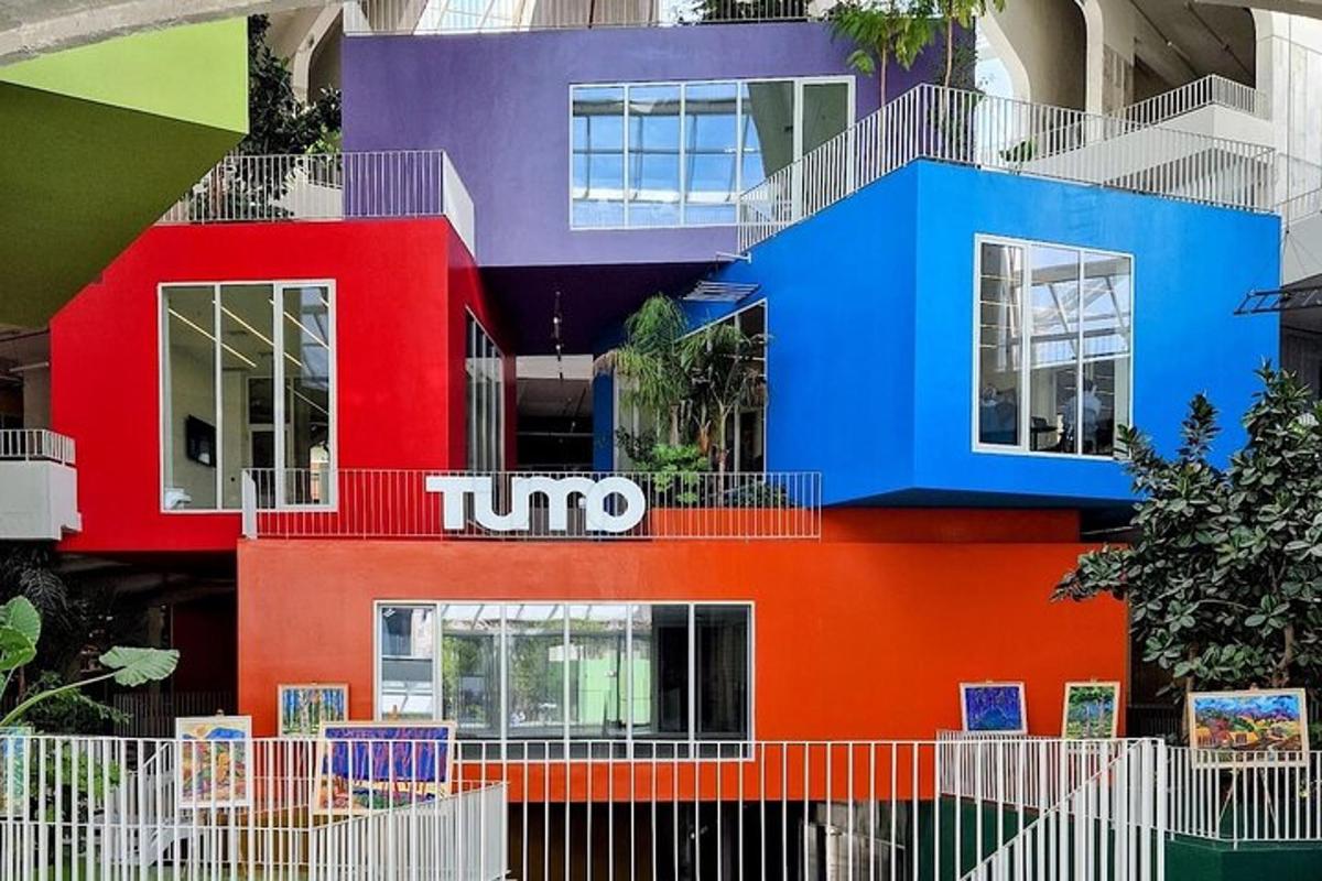 bangunan yang pelbagai warna dengan perkataan tumo di atasnya