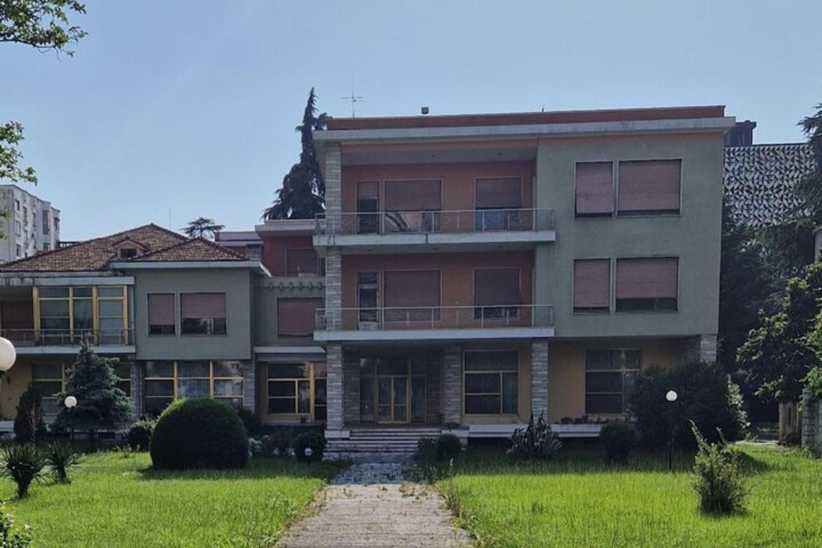 o clădire mare cu o curte cu iarbă în față