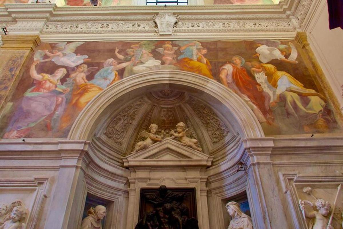 una stanza con dipinti sui soffitti di un edificio