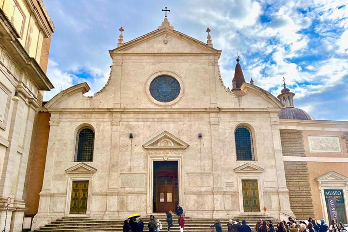 una grande chiesa con persone in piedi fuori da essa