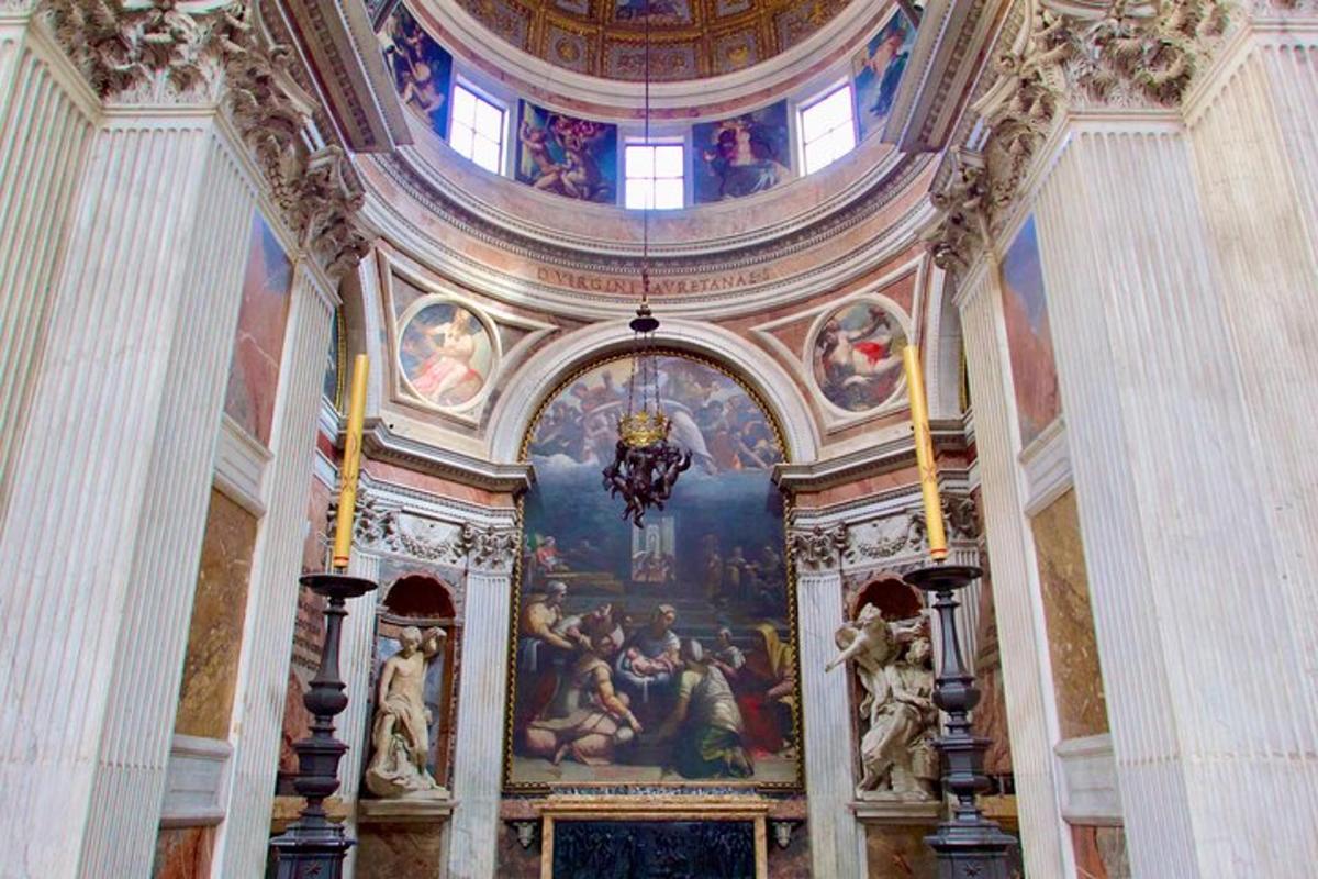 una chiesa con un soffitto decorato con dipinti