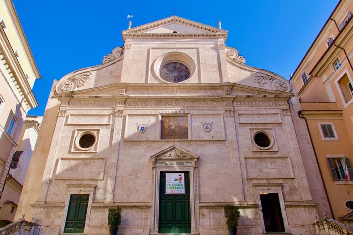 un edificio con una torre dell'orologio in cima