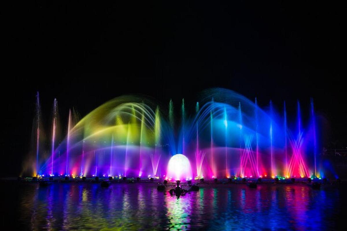 una font amb llums de colors a l'aigua a la nit