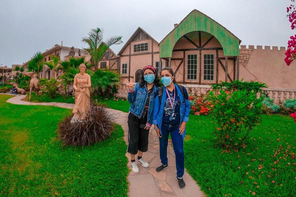 dalawang babaeng nakasuot ng maskara na nakatayo sa harap ng isang bahay