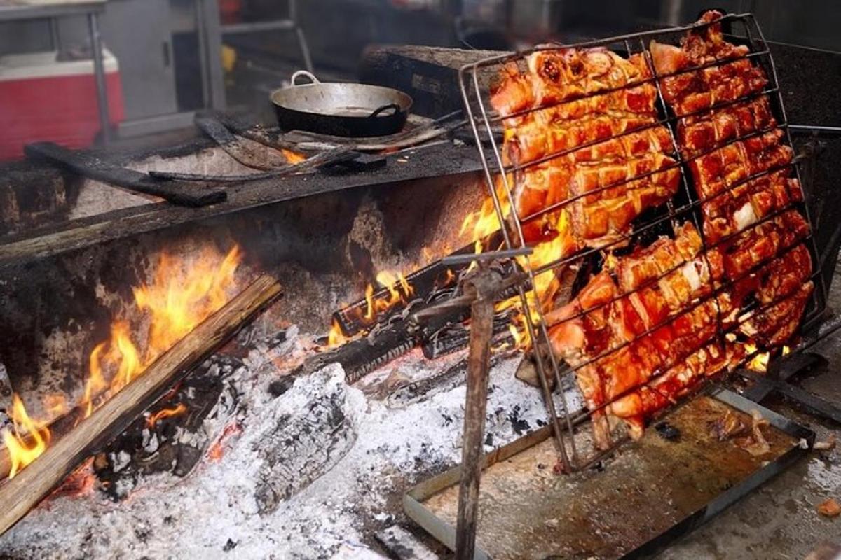 isang grill na may isang bungkos ng pagkain sa ibabaw nito