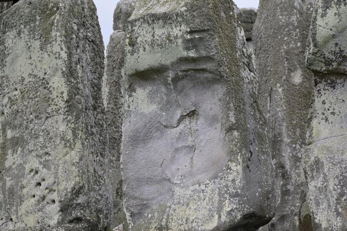 patung batu muka di dinding