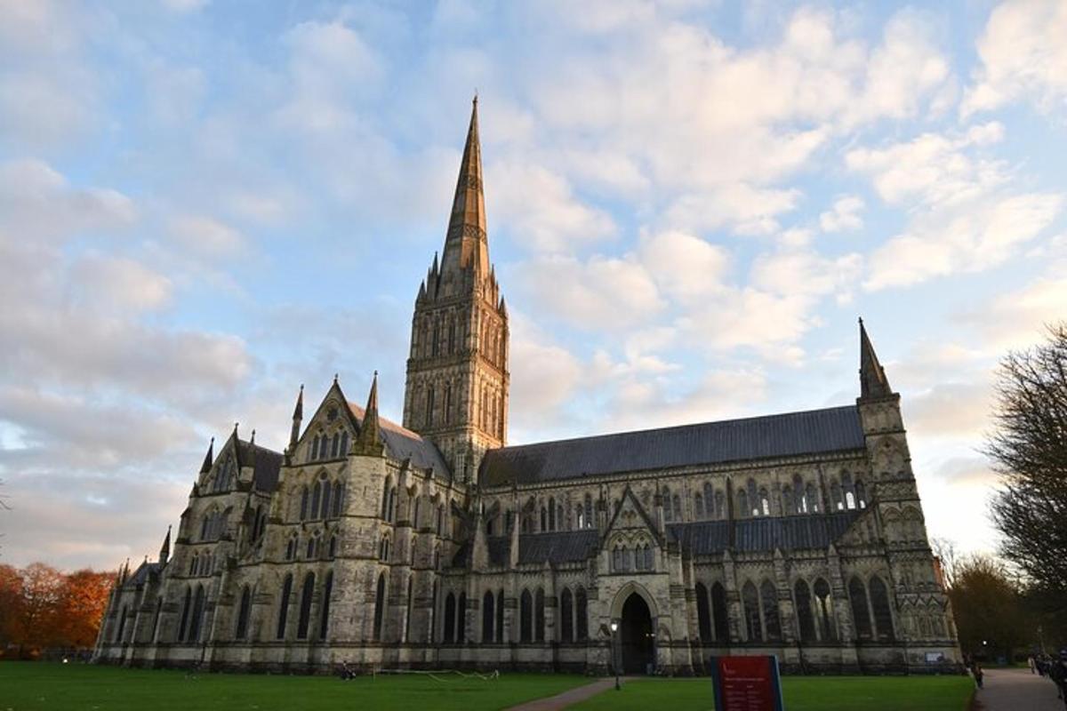 sebuah katedral besar dengan menara jam di atasnya