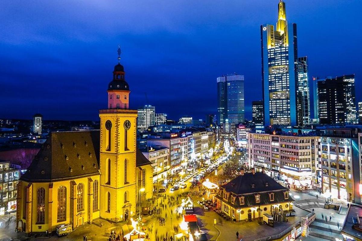 budova s hodinovou věží ve městě v noci
