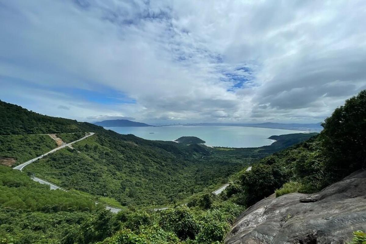 Una vista de una montaña con una carretera y un lago.