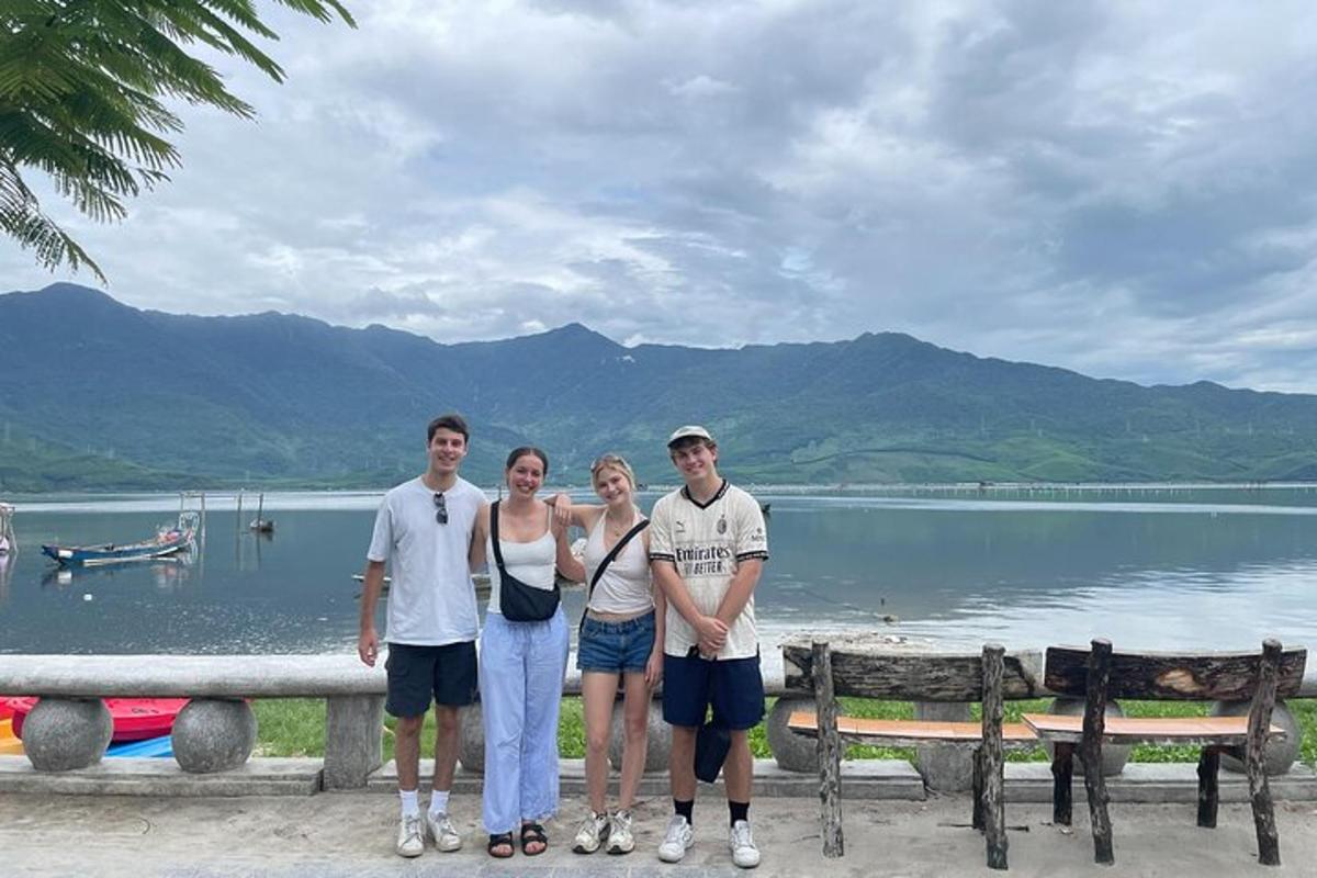 Un grupo de personas de pie frente a un lago