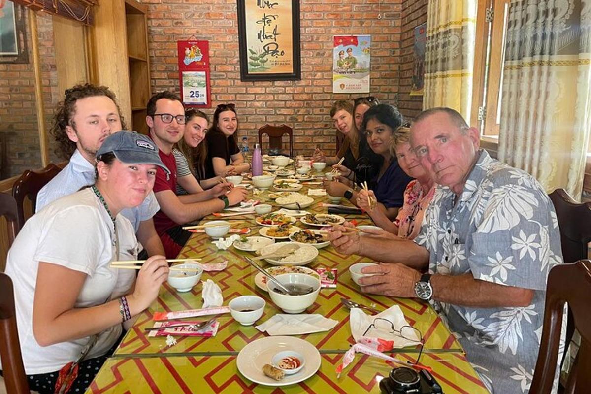 Un grupo de personas sentadas en una mesa comiendo comida