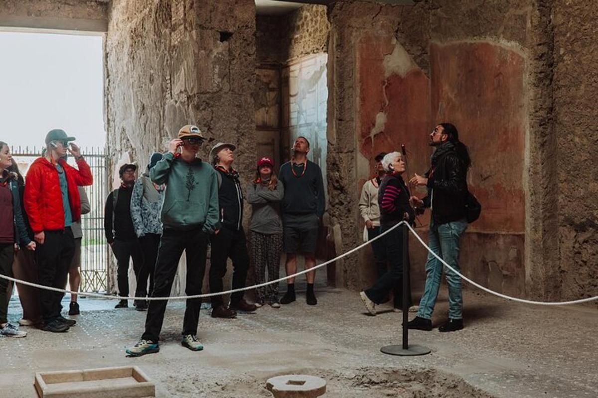 grupp inimesi, kes seisavad hoones ringi