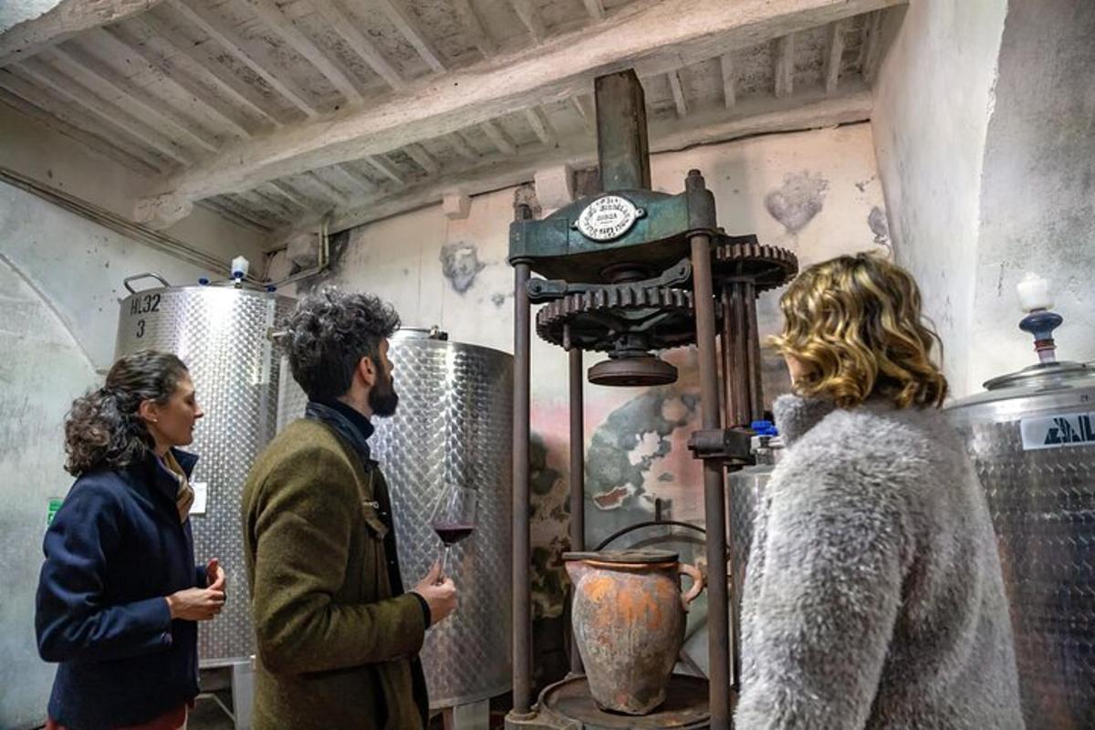 un gruppo di persone in piedi in una stanza con un orologio