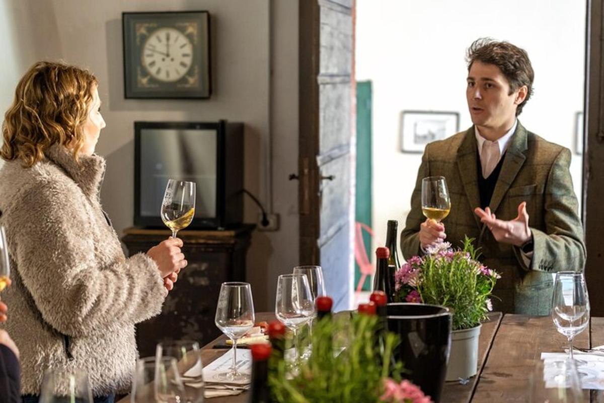 un uomo e una donna seduti a un tavolo con bicchieri di vino