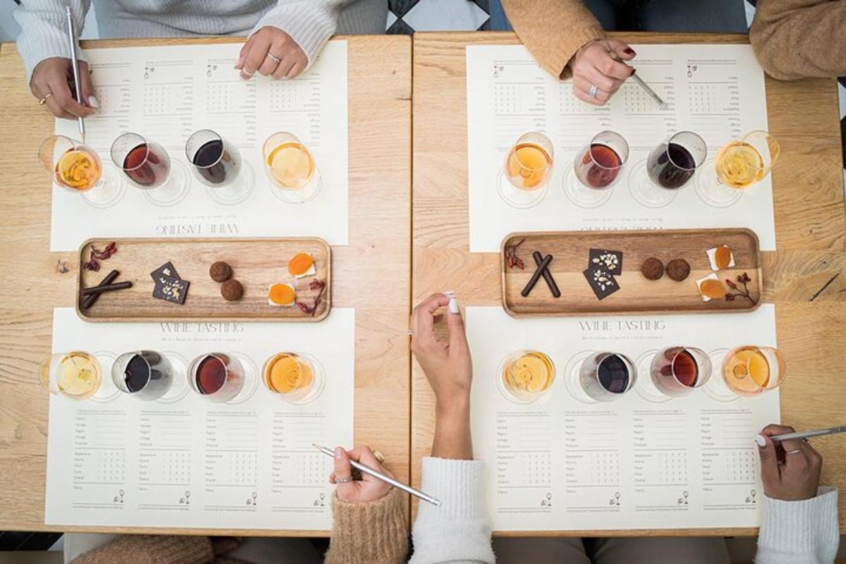un tavolo con piatti di cibo e bicchieri di vino