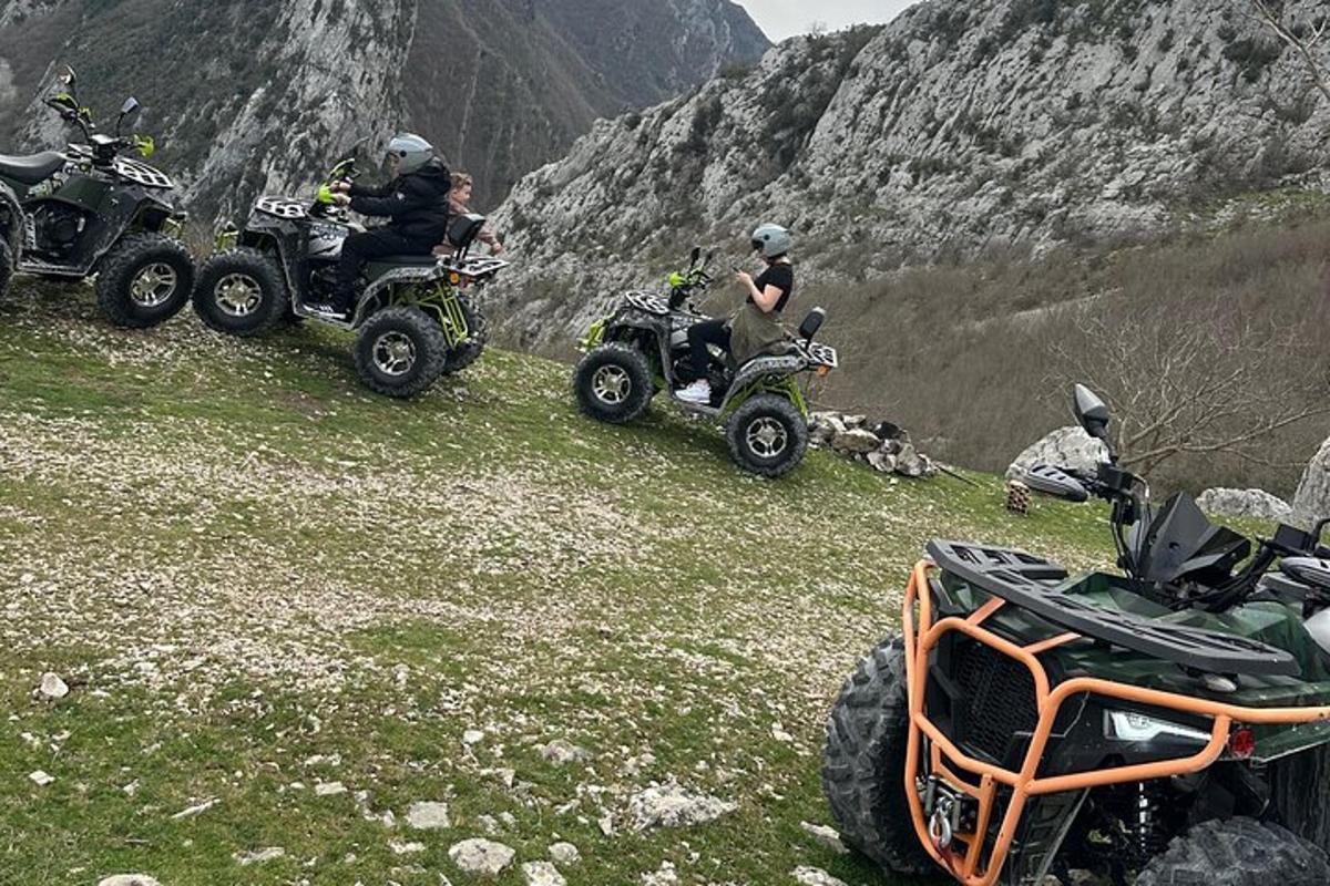 Grupa ludzi na quadach na górze