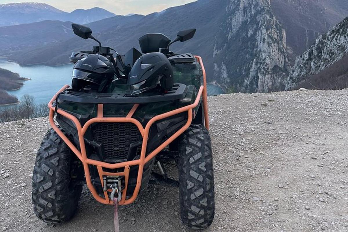 quad zaparkowany na szczycie góry