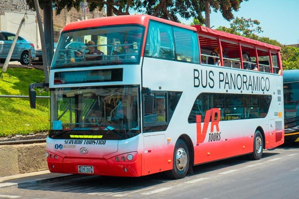 een rood-witte dubbeldekkerbus die door de straat rijdt