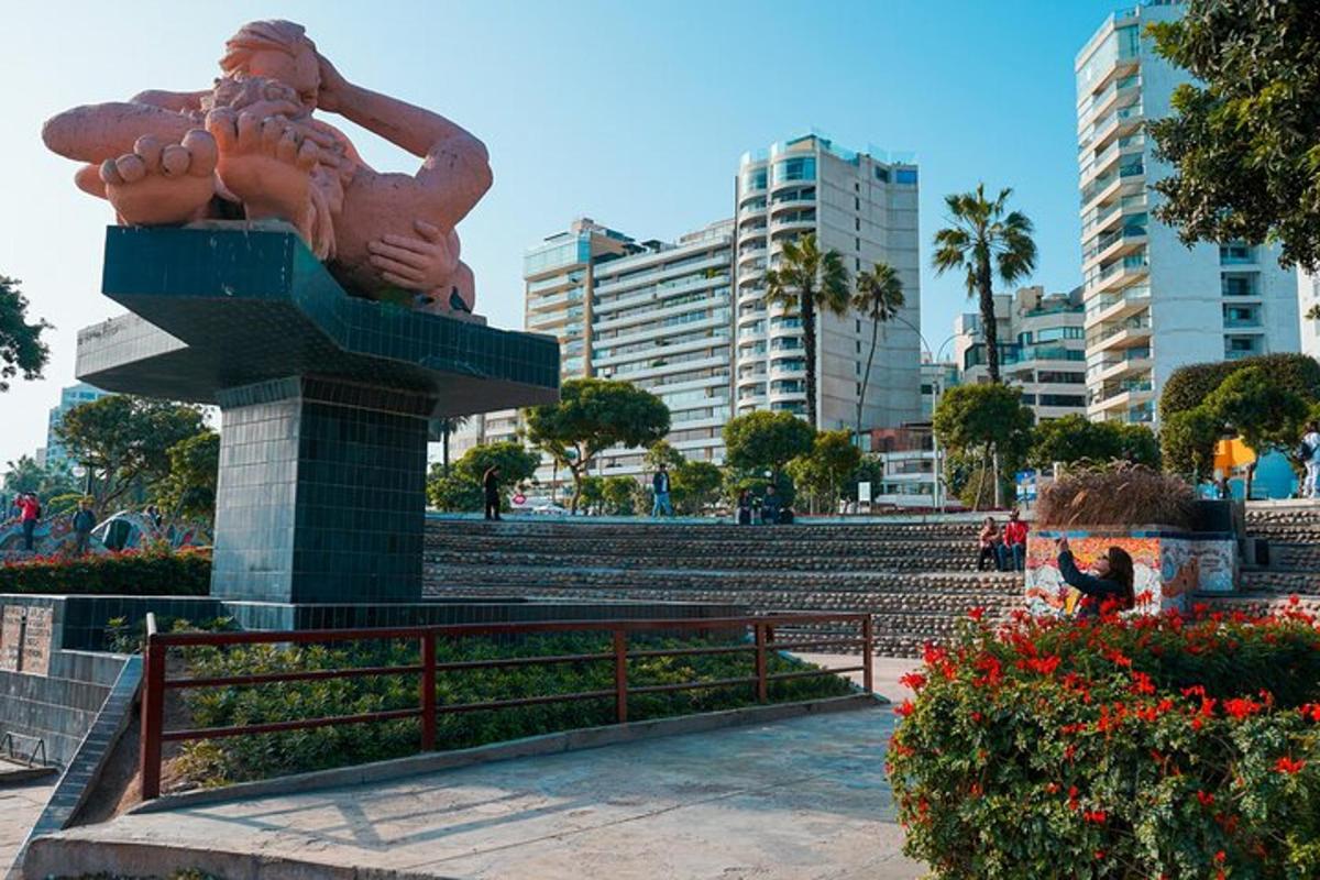 una statua di una scimmia seduta in cima a una fontana