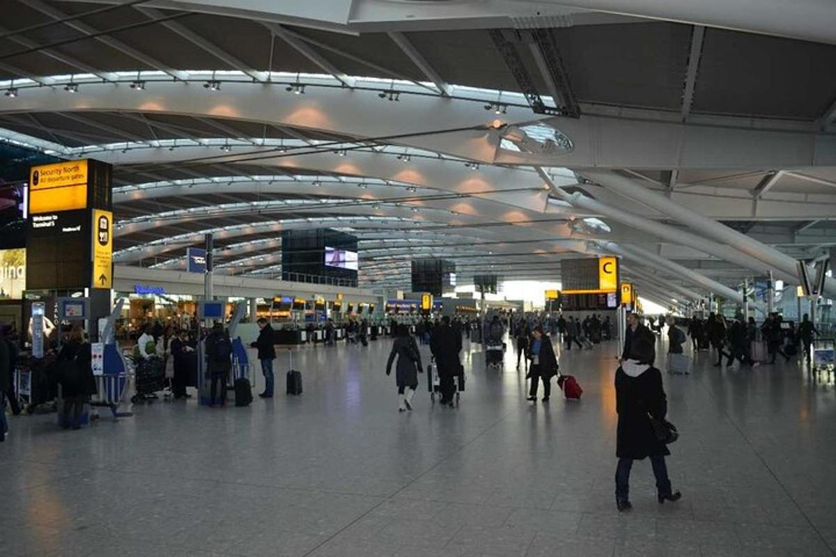 en gruppe mennesker som går rundt på en flyplassterminal