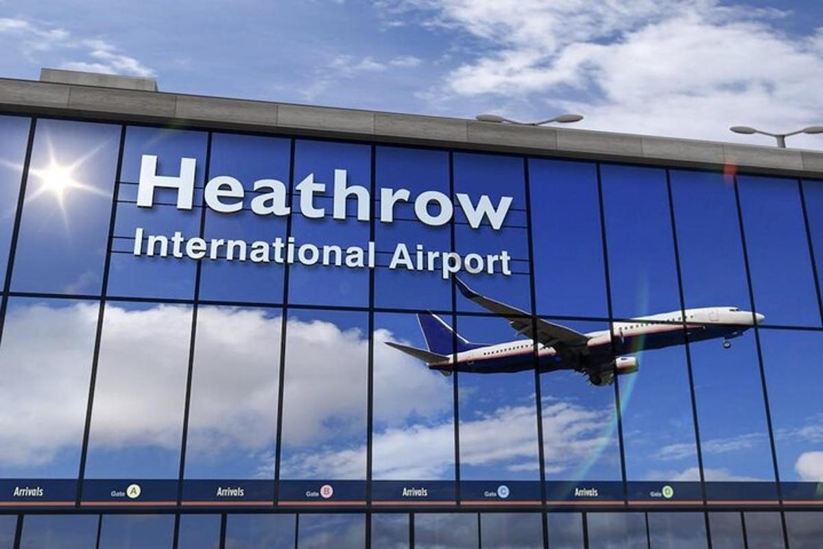 un aereo sta volando attraverso il finestrino di un aeroporto