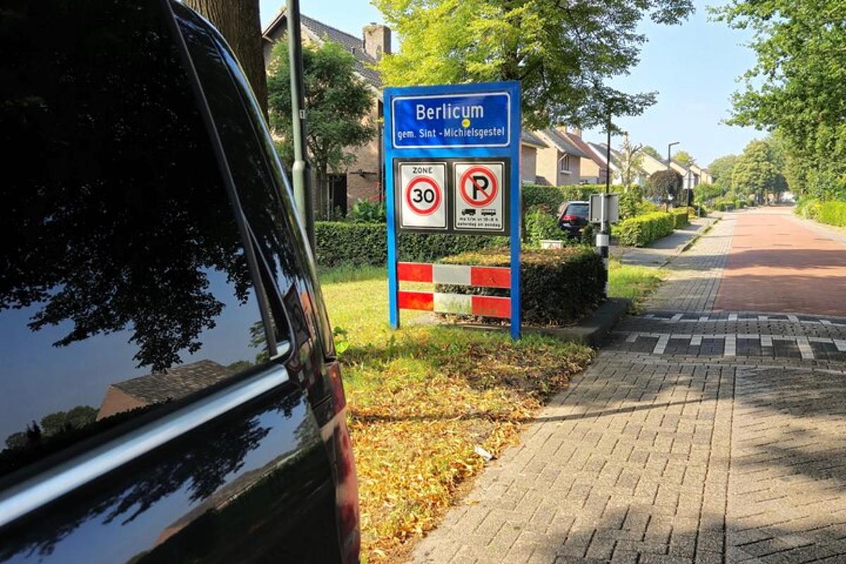auto zaparkované vedle značky zákazu stání na ulici