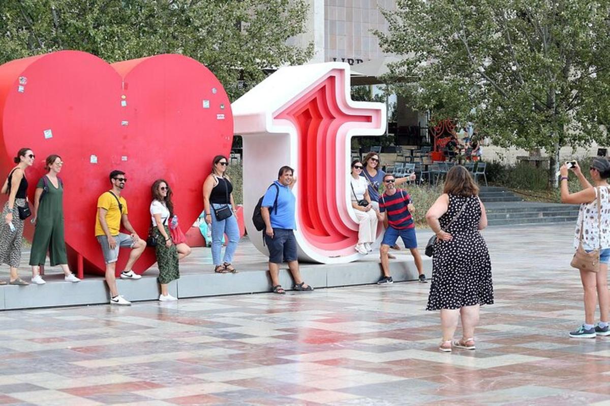 مجموعة من الأشخاص يقفون أمام قلب عملاق