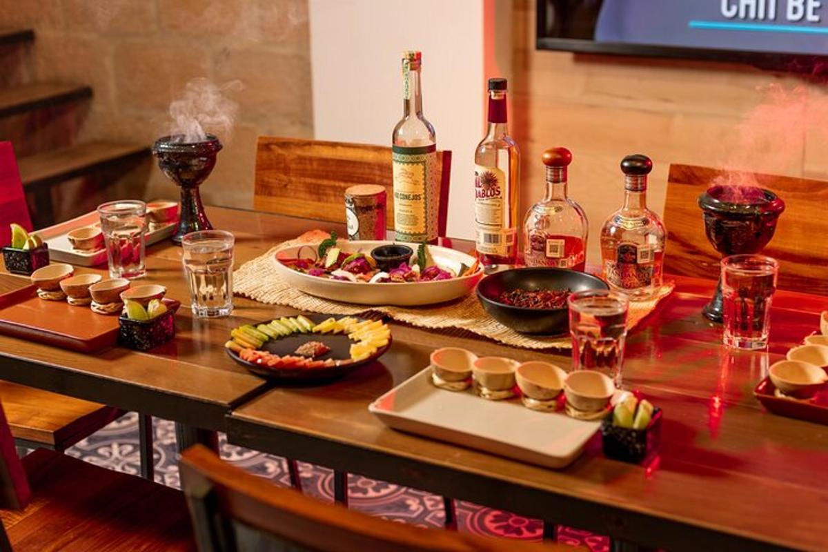 miza s steklenicami vina in hrano na njej