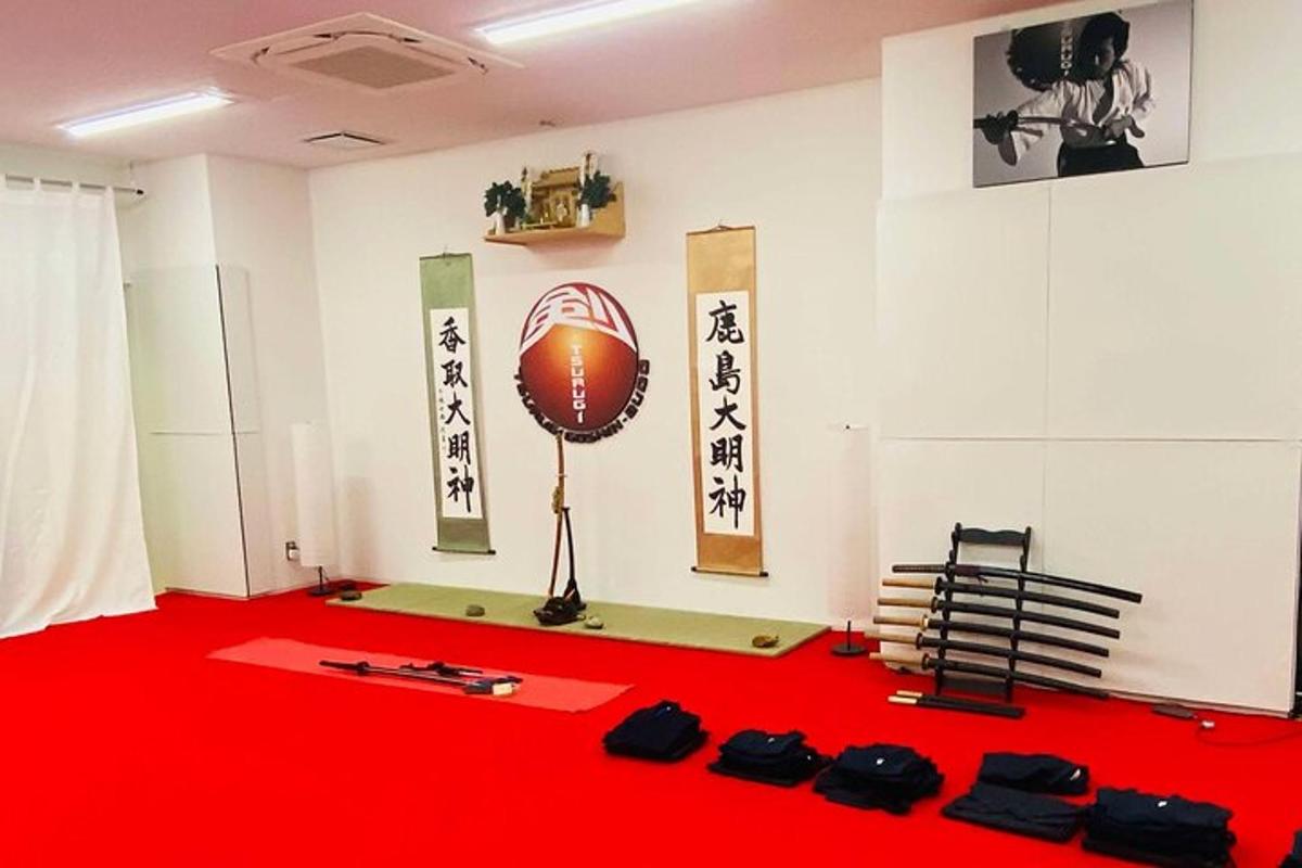 uma sala com uma bola de basquete em uma sala com piso vermelho