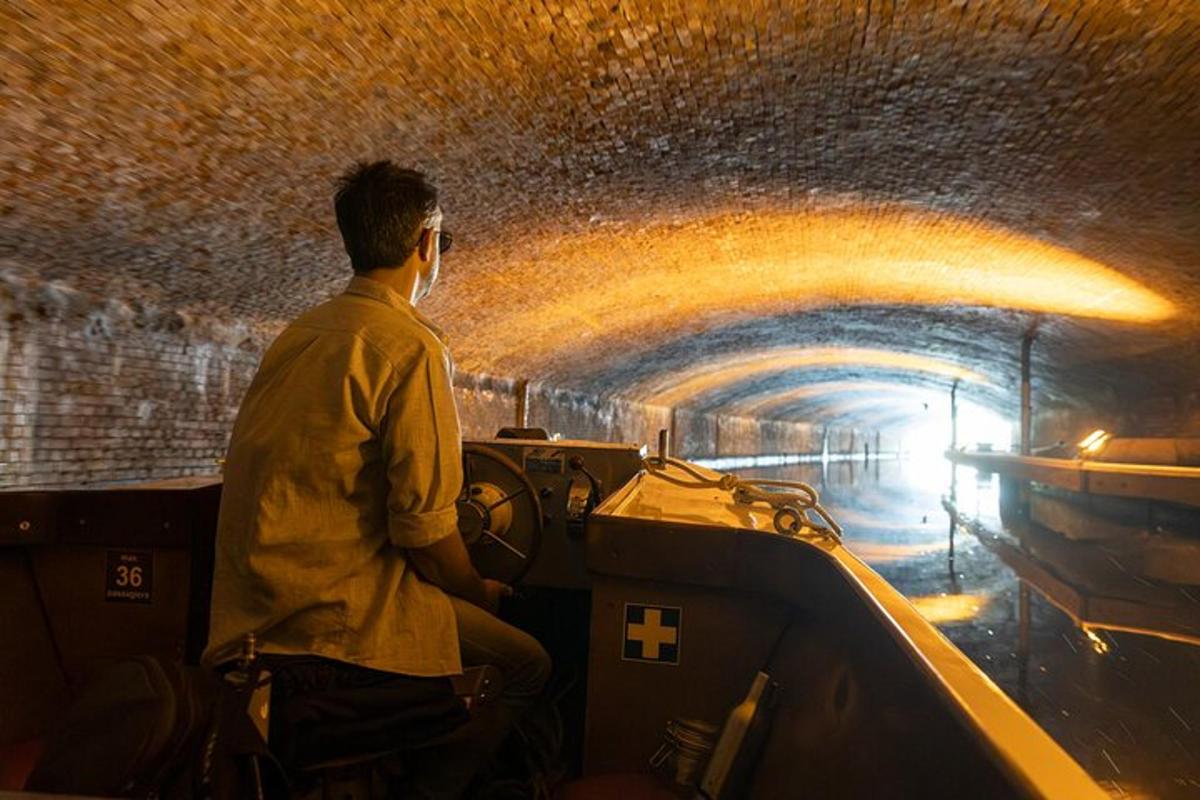 un uomo in bicicletta in un tunnel