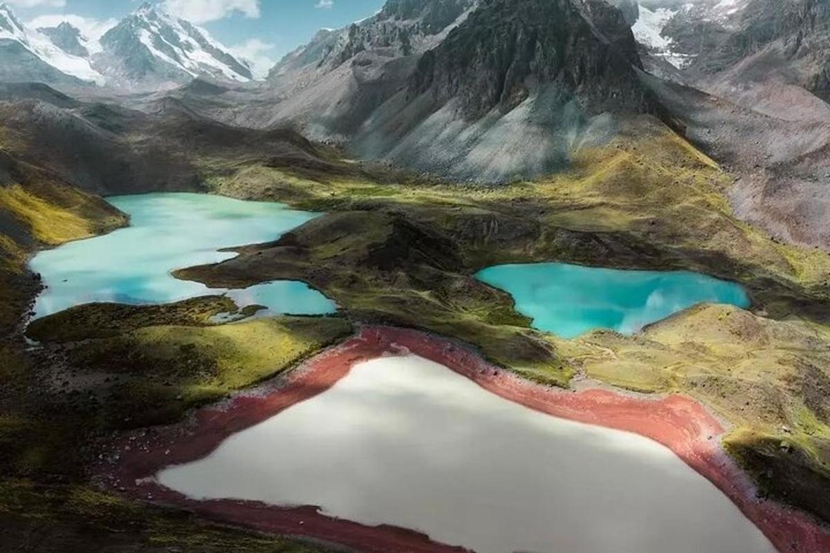 pemandangan dari udara sebuah tasik di pergunungan