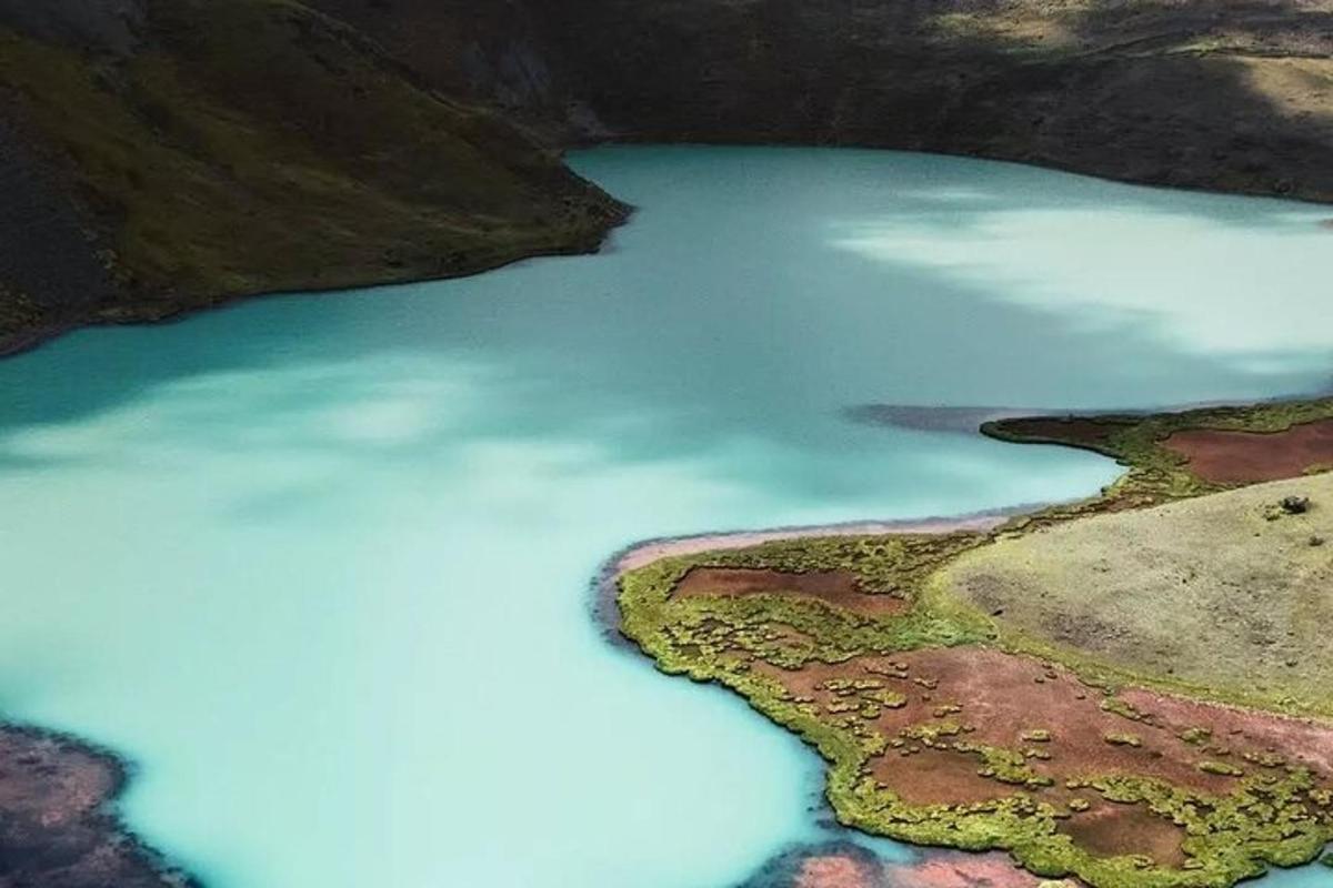 pemandangan udara dari badan air biru