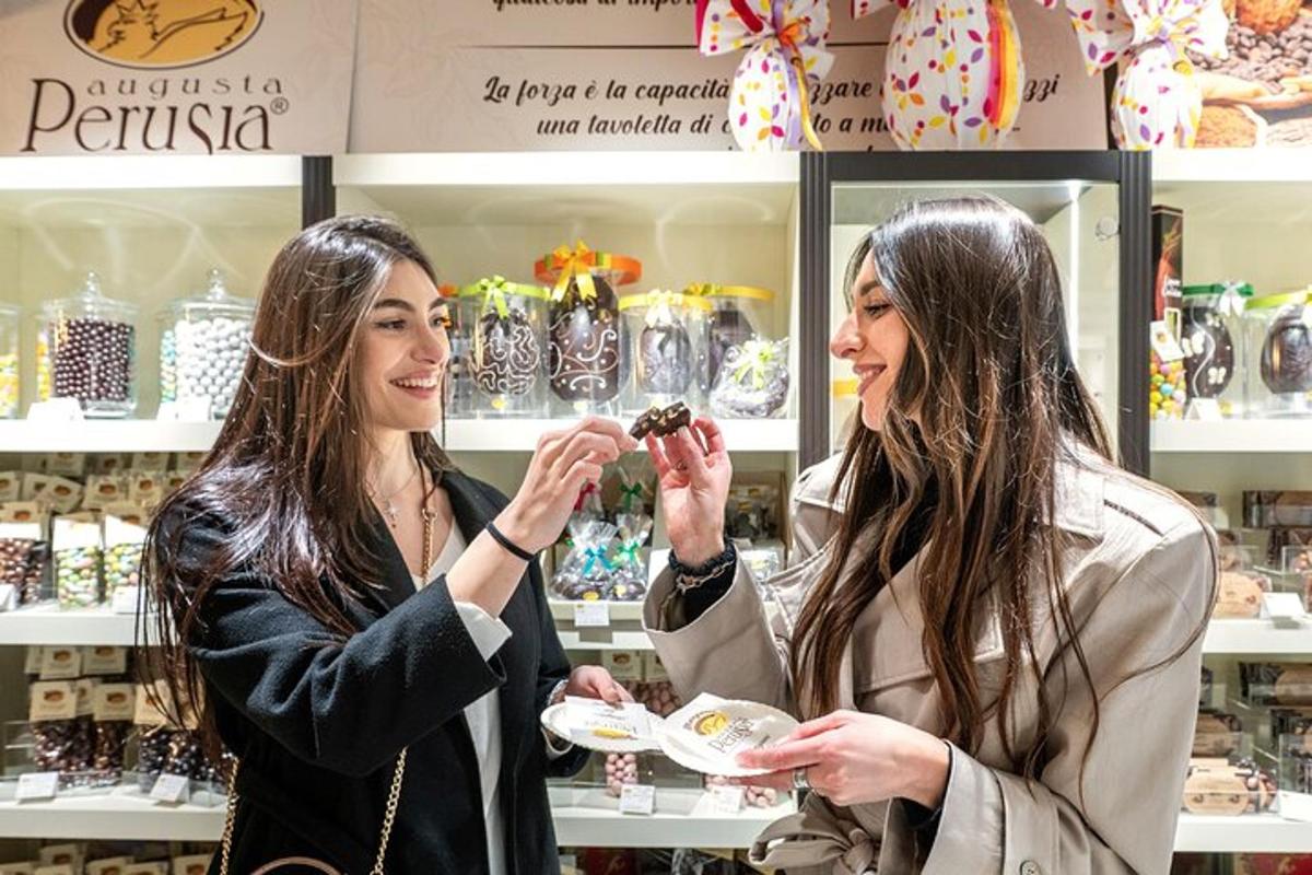 Δύο γυναίκες που ταΐζουν η μία την άλλη φαγητό σε ένα κατάστημα