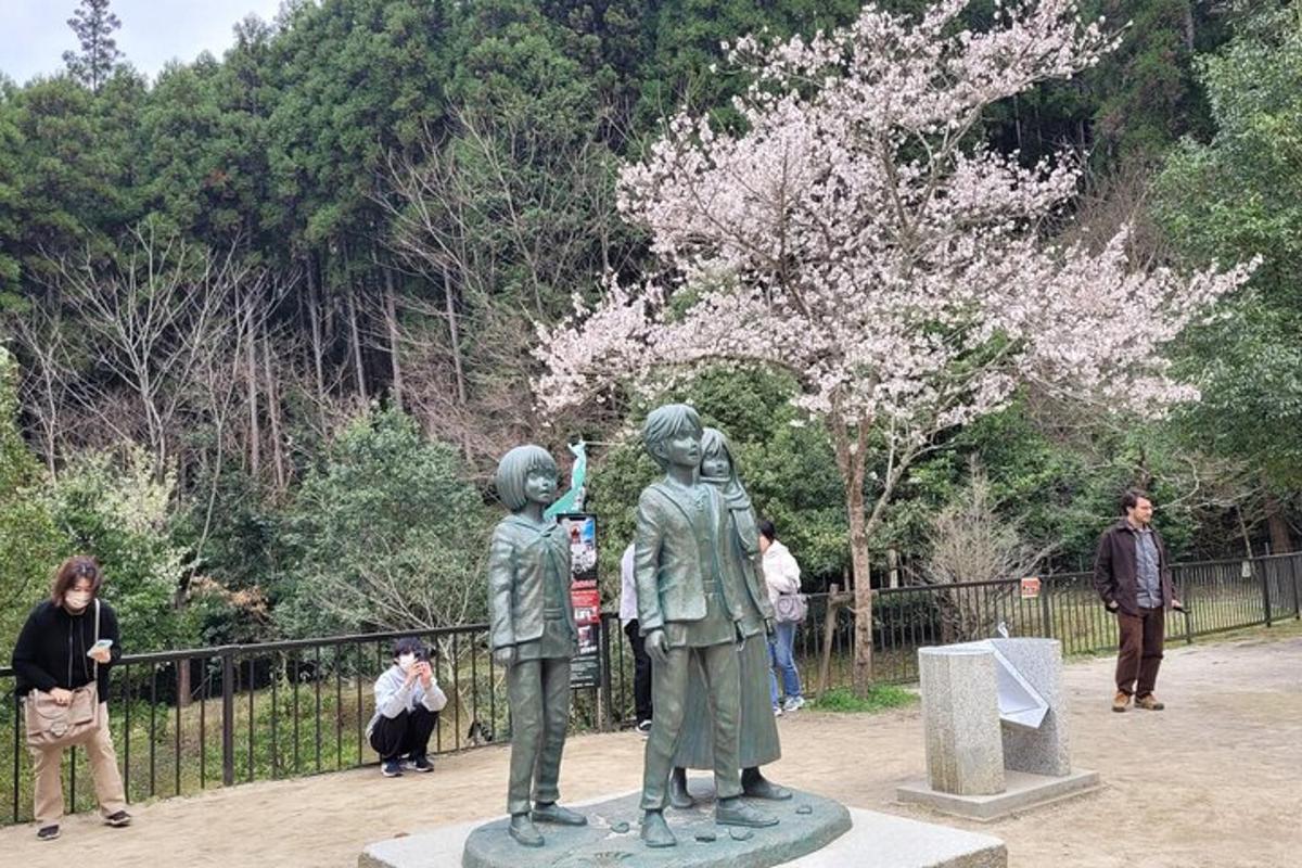 公园里两个孩子的雕像