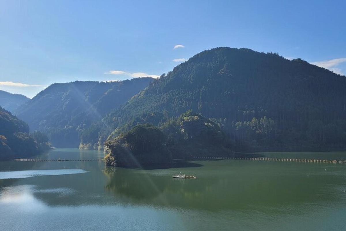 一大片水域，背景是群山