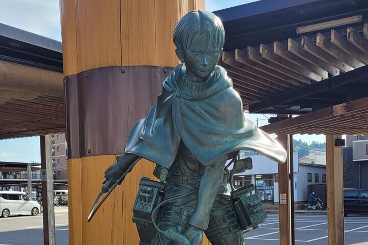 手持武器的女人铜像