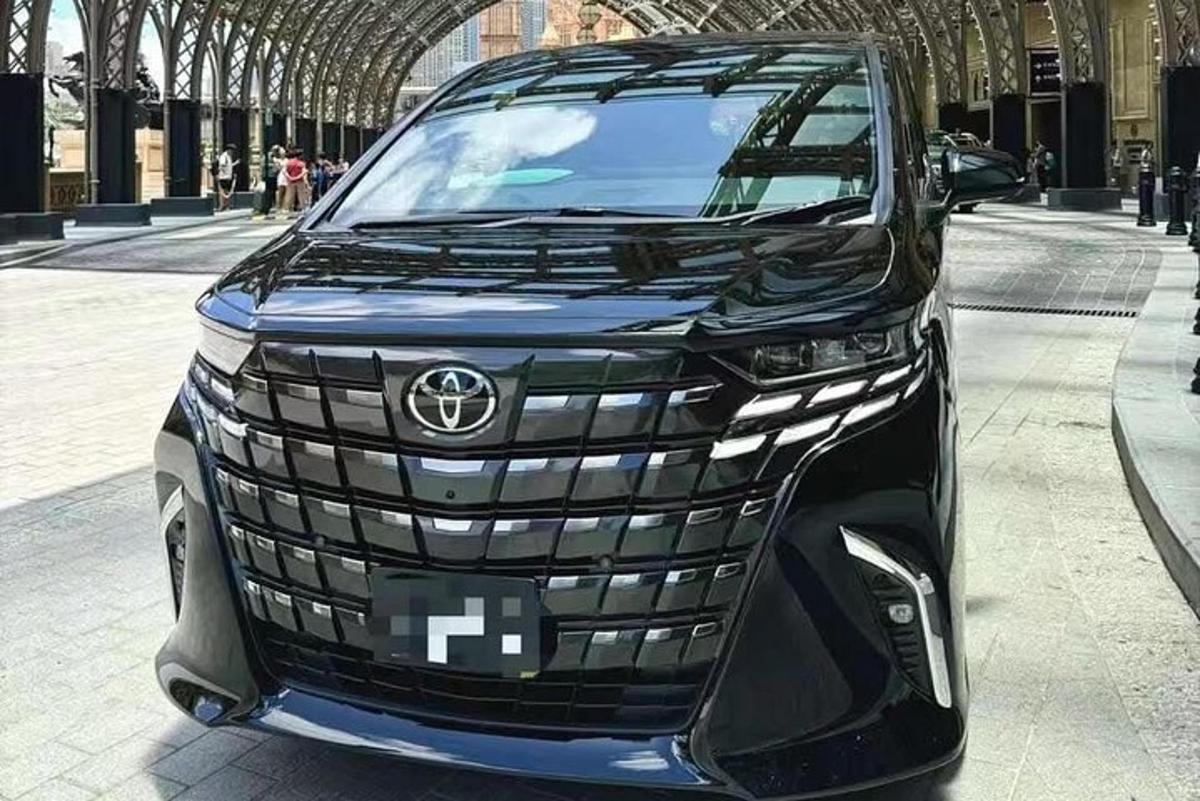 une voiture noire garée dans un immeuble