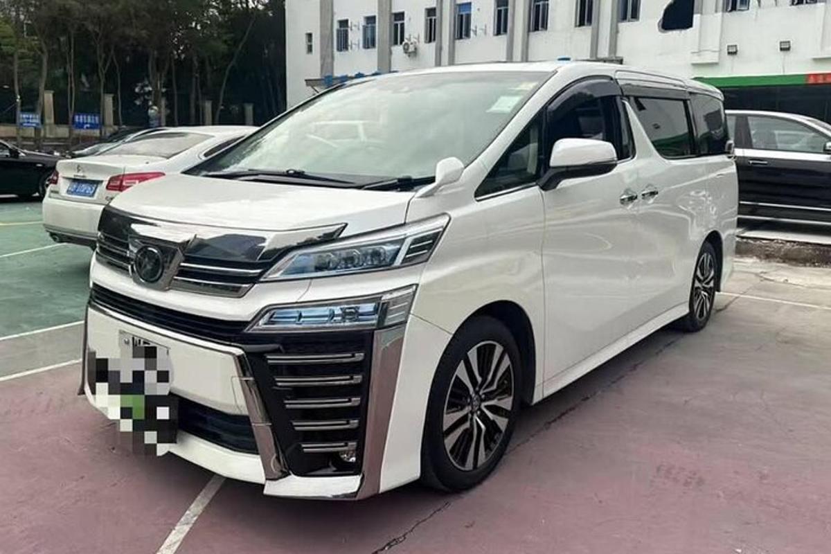 une camionnette blanche garée sur un parking
